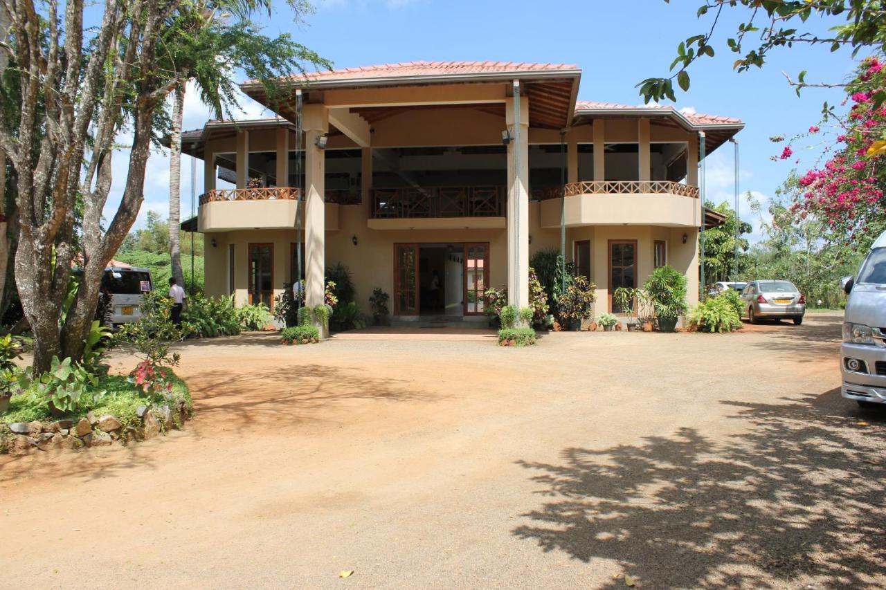 Hibiscus Garden Hotel Tissamaharama Buitenkant foto