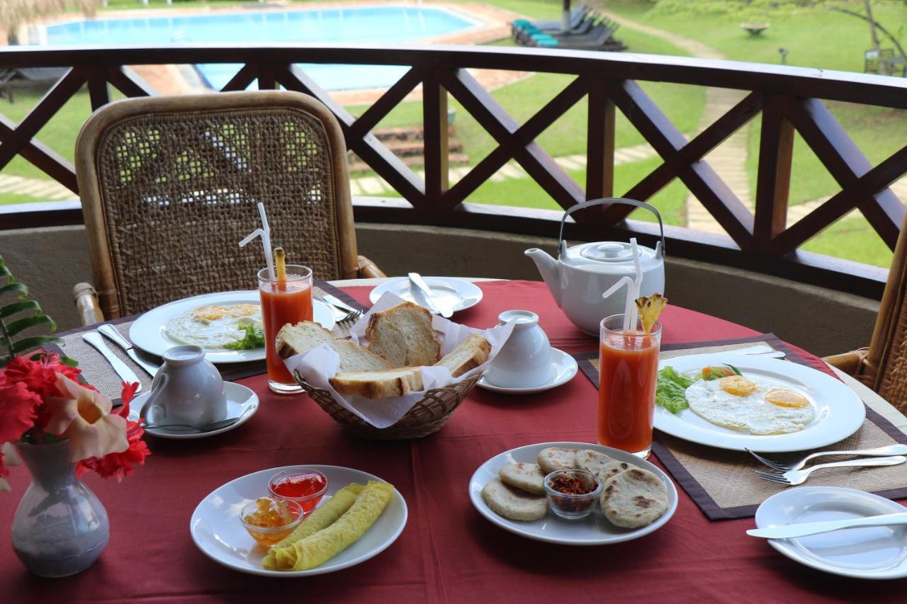 Hibiscus Garden Hotel Tissamaharama Buitenkant foto