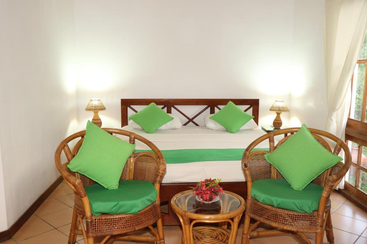 Hibiscus Garden Hotel Tissamaharama Buitenkant foto