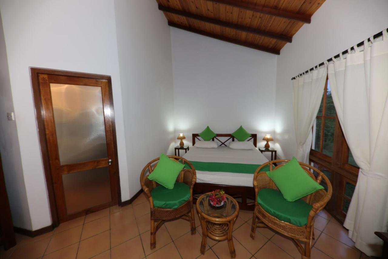Hibiscus Garden Hotel Tissamaharama Buitenkant foto