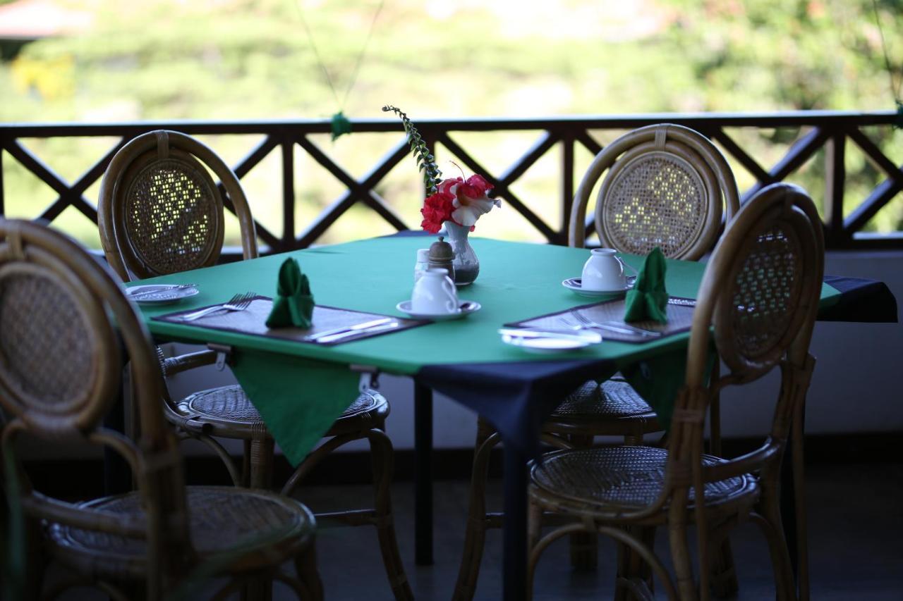 Hibiscus Garden Hotel Tissamaharama Buitenkant foto
